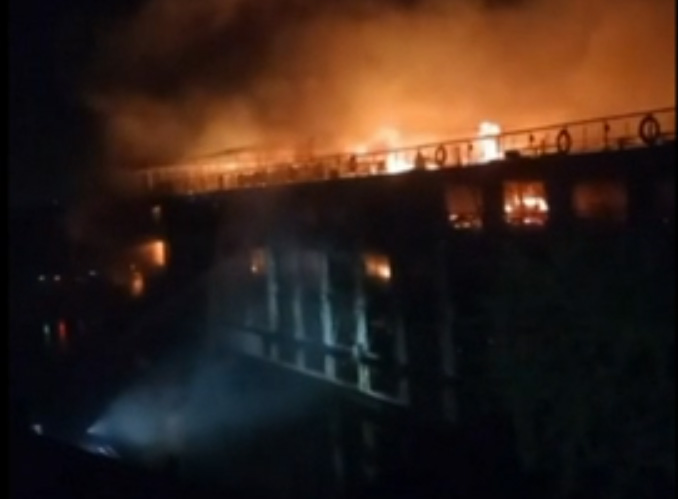 fiamme nave da crociera sul nilo