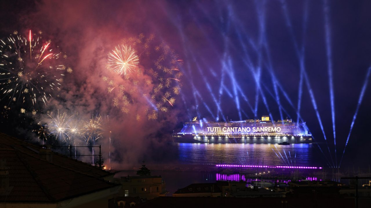 Costa Toscana, il Festival si vive dal mare: musica, luci e Max Pezzali in rada a Sanremo